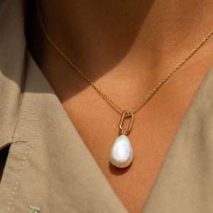 gold necklace with pearl